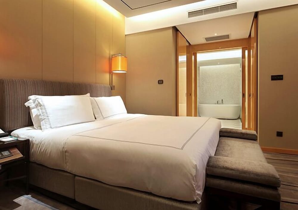 Deluxe Room, 1 King Bed, Lake View