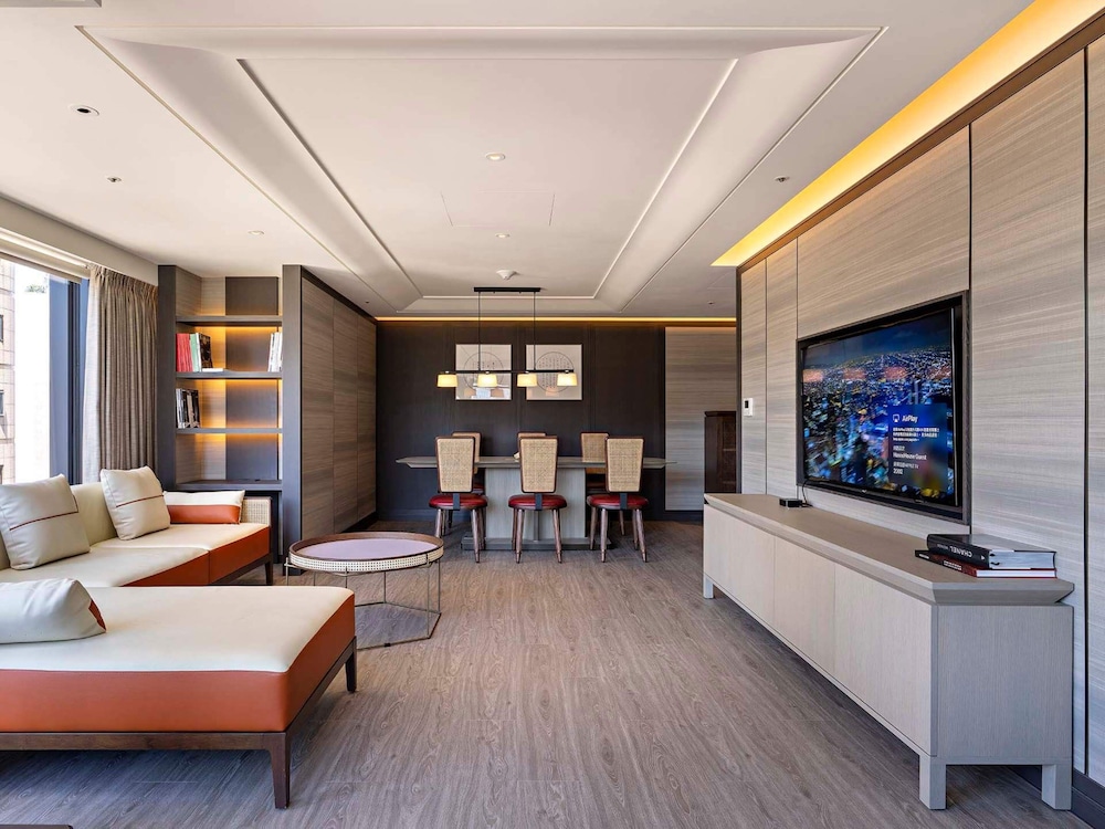 Hanns Suite