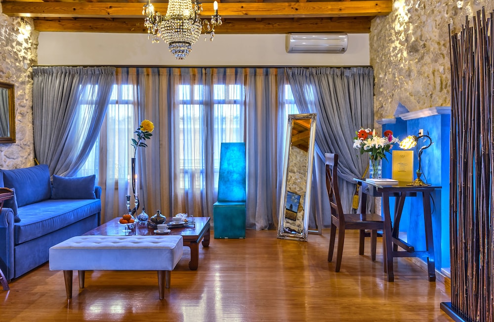 Executive Suite - Photo 13