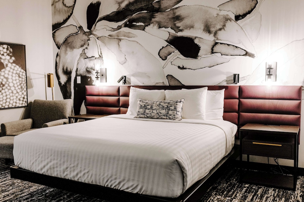 Standard Room, 1 King Bed, Non Smoking - Photo 2