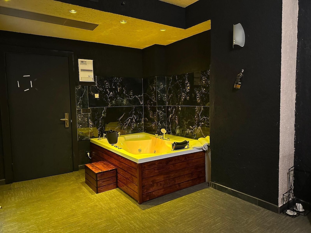 Luxury Double Room, Smoking, Bathtub photo 3