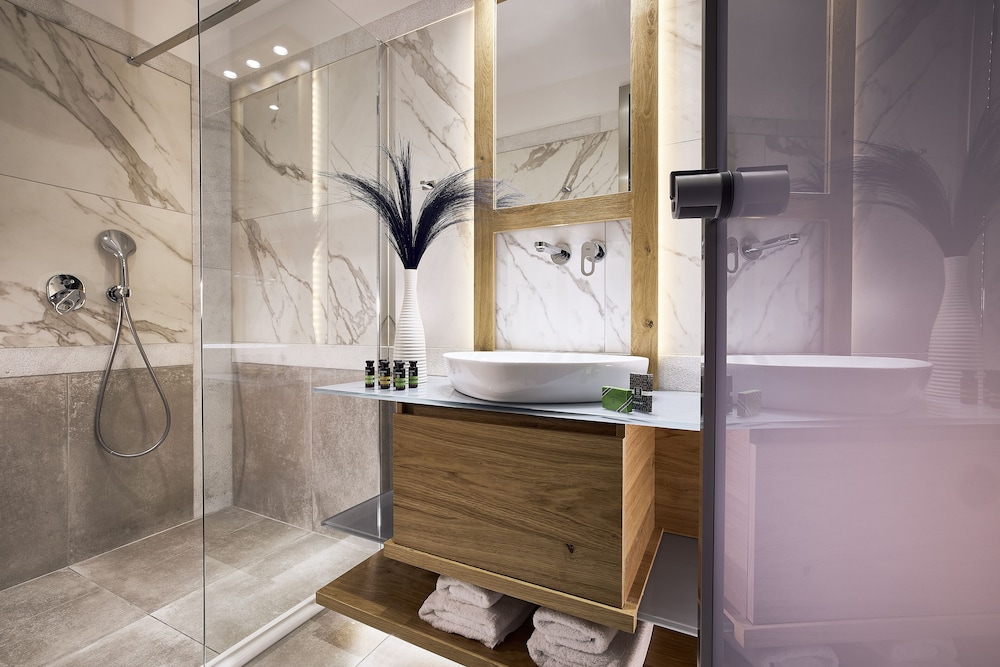 Honeymoon Suite, Jetted Tub photo 3