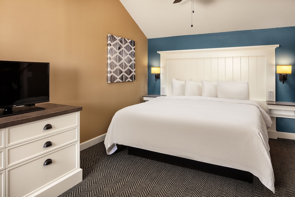 Deluxe Suite, 1 King Bed, Non Smoking, Balcony