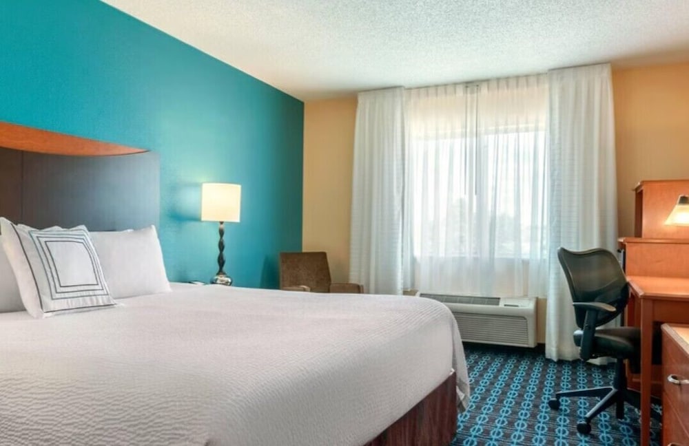 Room, 1 King Bed (Hearing Accessible) - Photo 2