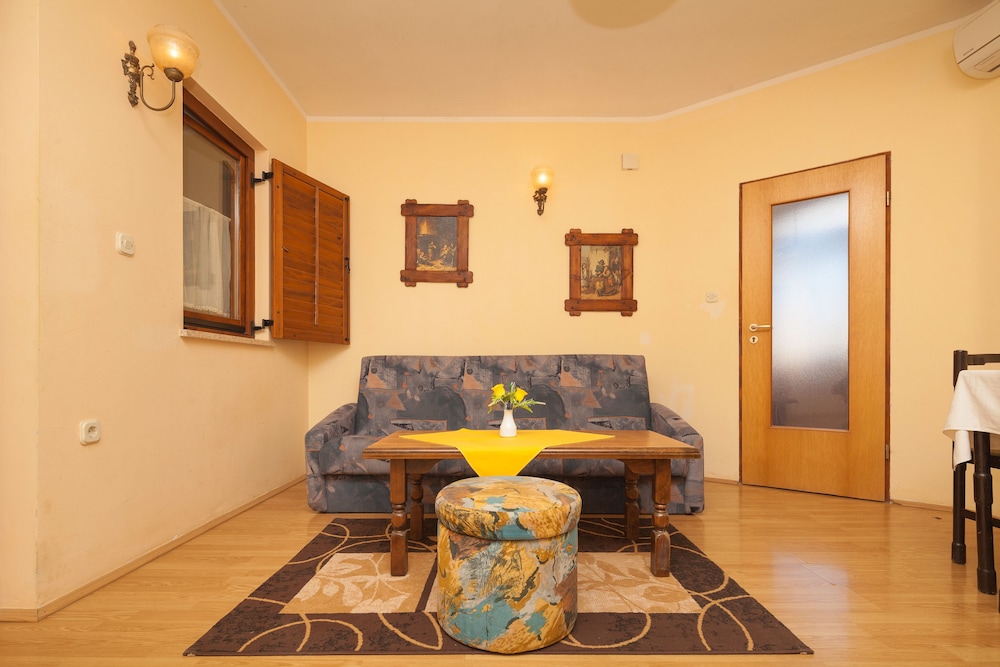 Apartment, 2 Bedrooms (324/745)