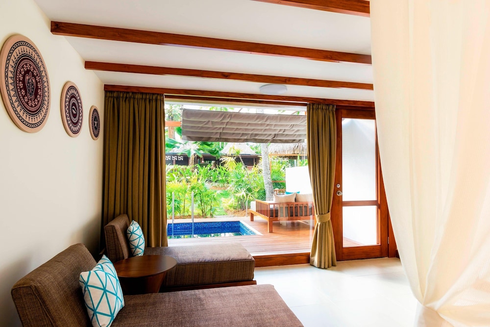 Studio, 1 King Bed, Poolside