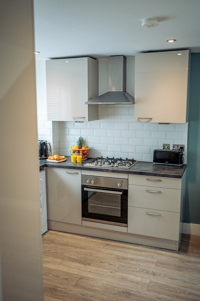 Brighton City Apartment *Parking Available* photo 3