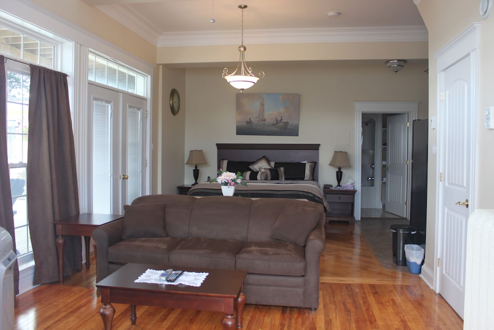 Revere Executive Suites 2 (Bachelor) photo 1