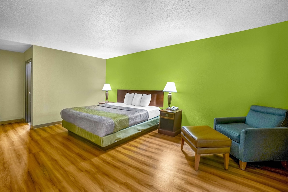 Standard Room, 1 King Bed, Non Smoking - Photo 2