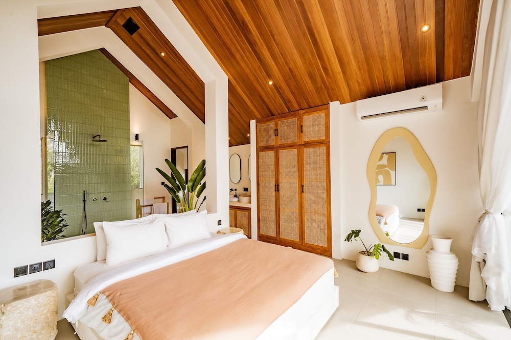 Luxury Villa, 1 King Bed, Pool View photo 3