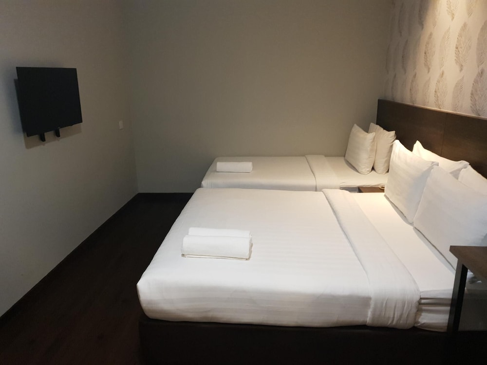 Family Triple Room, 1 Queen + 1 Single, No Windows photo 3