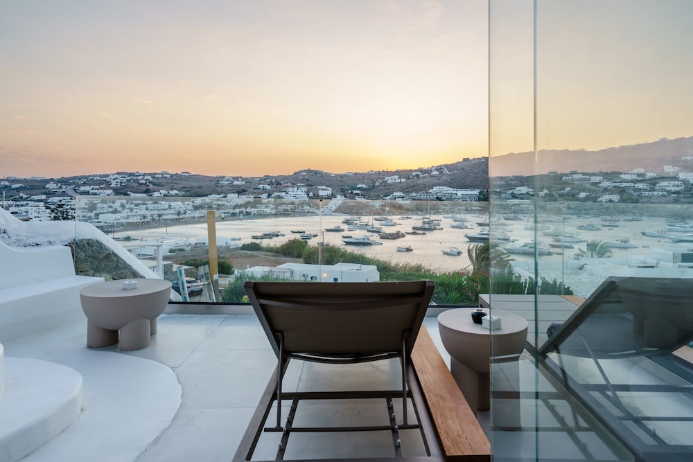 Mykonos Honeymoon Luxury Suite Hot Tub - Photo 9