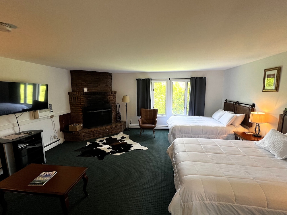 Deluxe Efficiency, 2 Queen Beds, Fireplace photo 1