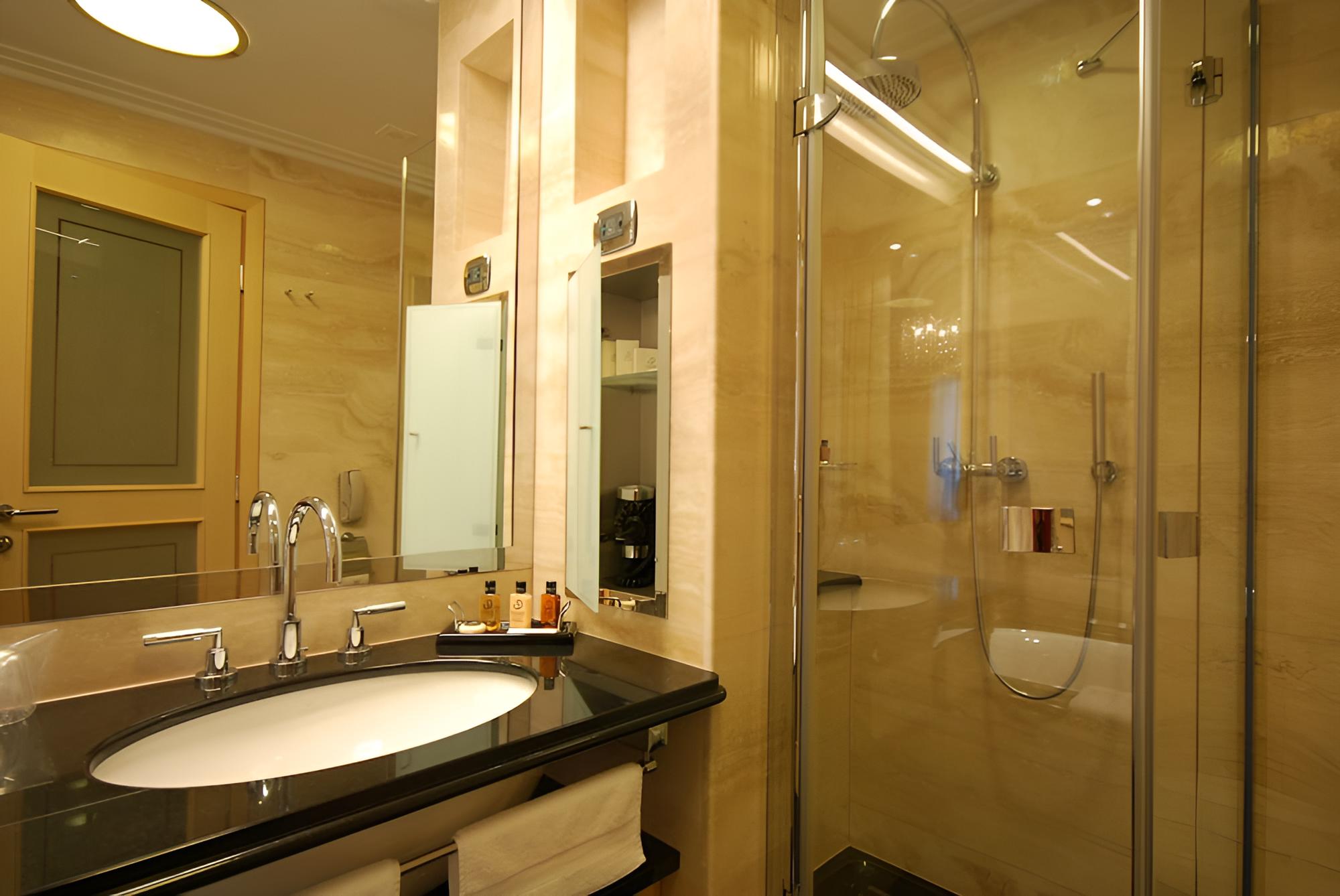 Superior Double or Twin Room, Balcony, Pool View - Photo 4