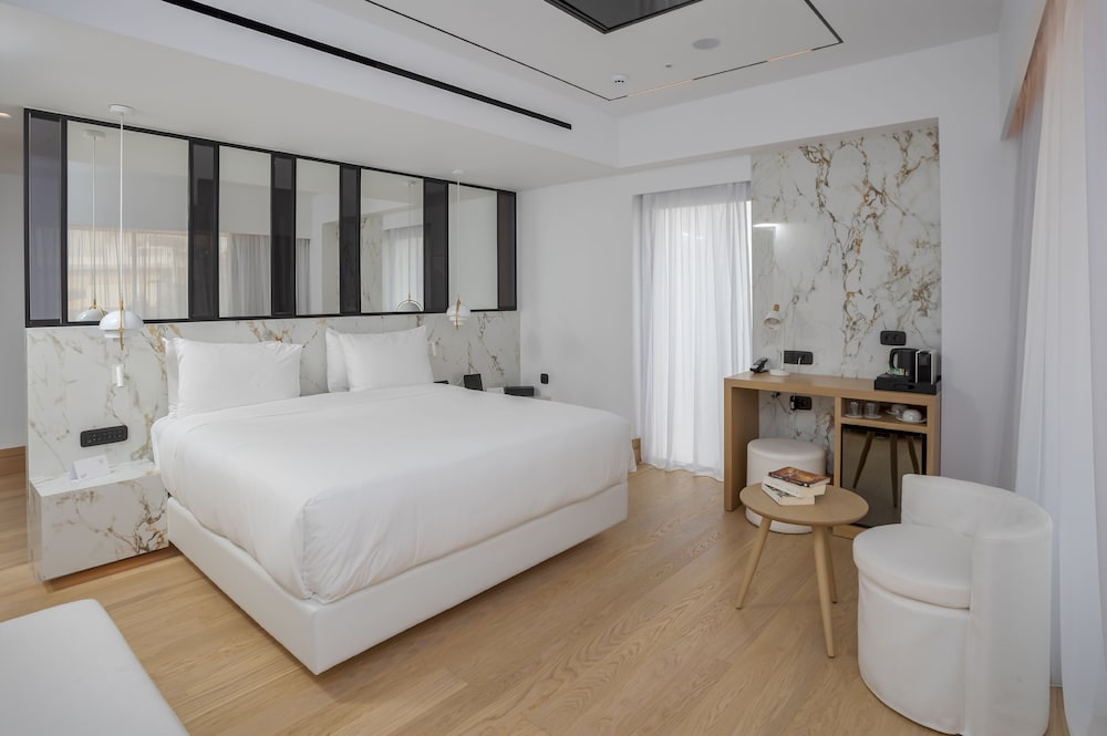 Luxury Suite - Photo 3
