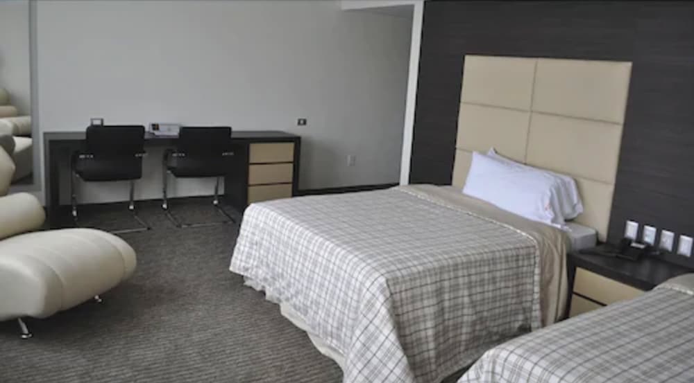 Standard Room, 2 Queen Beds photo 3