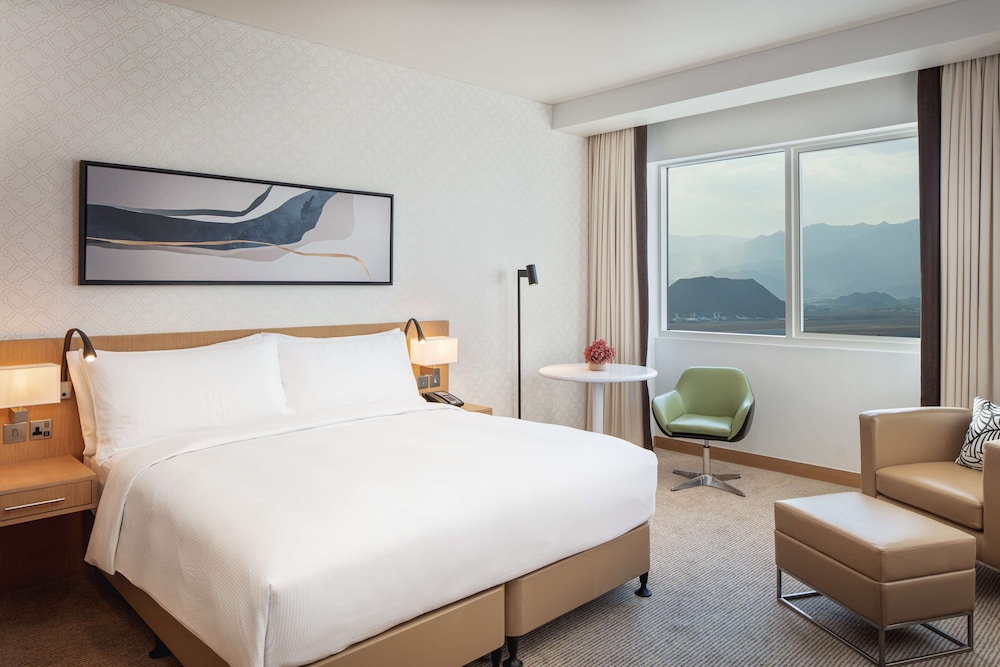 Deluxe Room, 1 King Bed, Corner photo 2