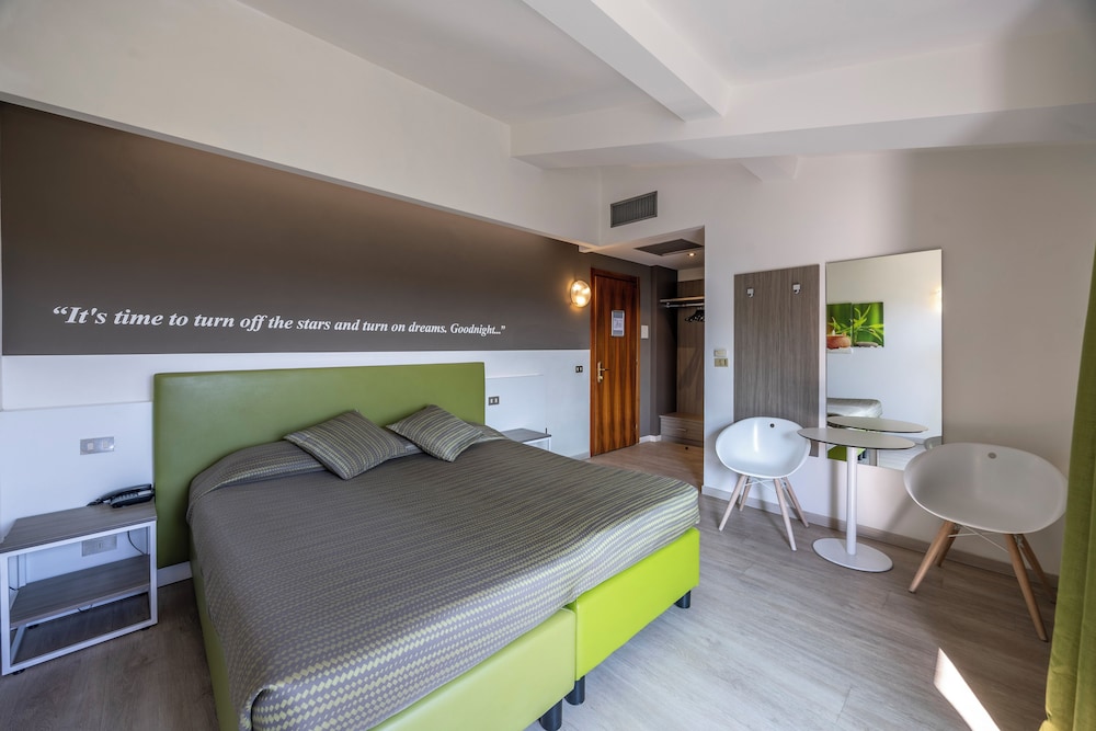 Double or Twin Room, Balcony, Partial Lake View - Photo 5