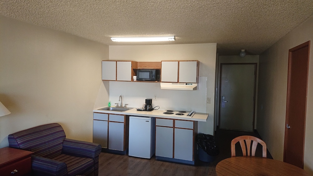 Deluxe Studio Suite, 1 Queen Bed, Courtyard View, photo 6