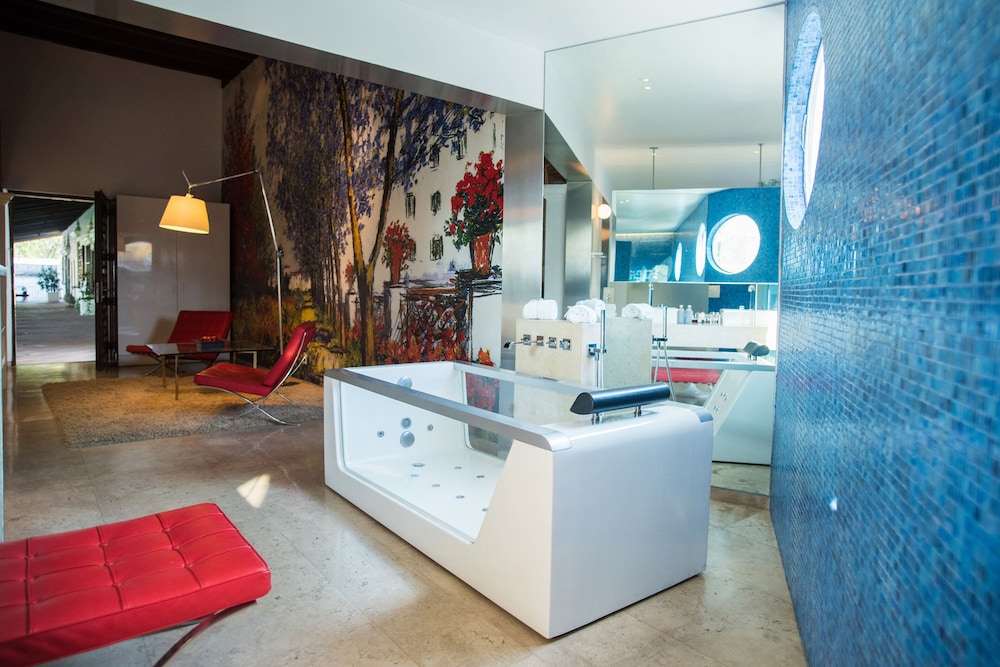 Master suite with bathtub and terrace - Photo 20