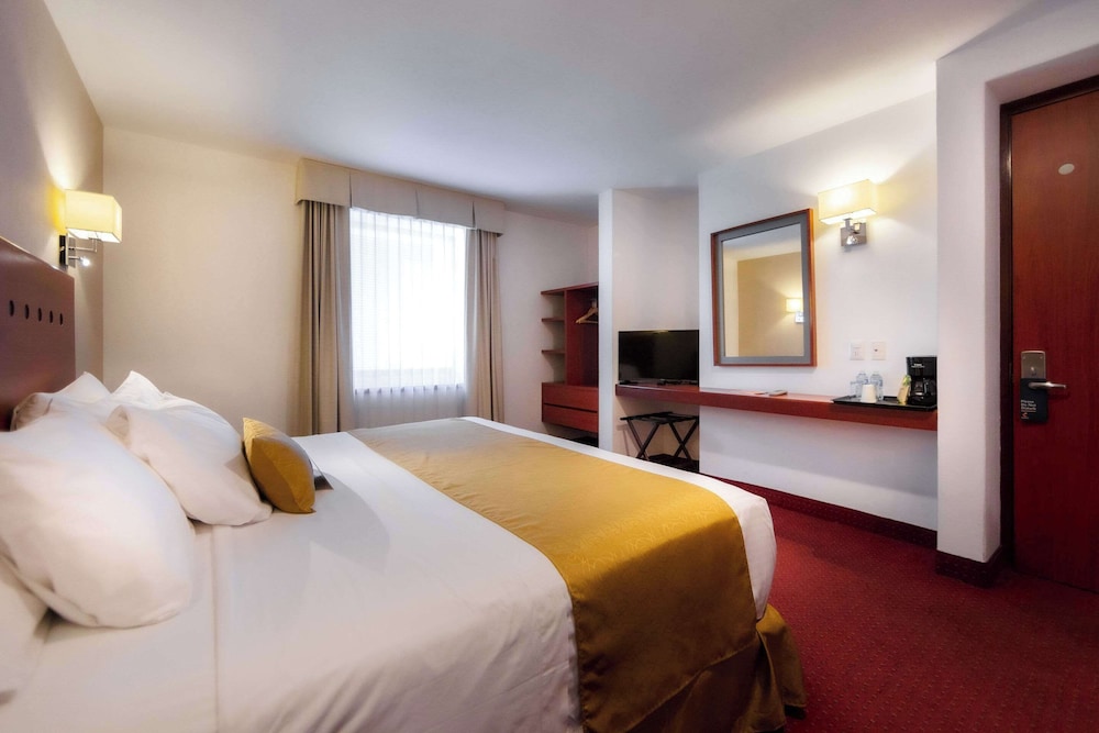 Standard Room, 1 King Bed, Non Smoking - Photo 3