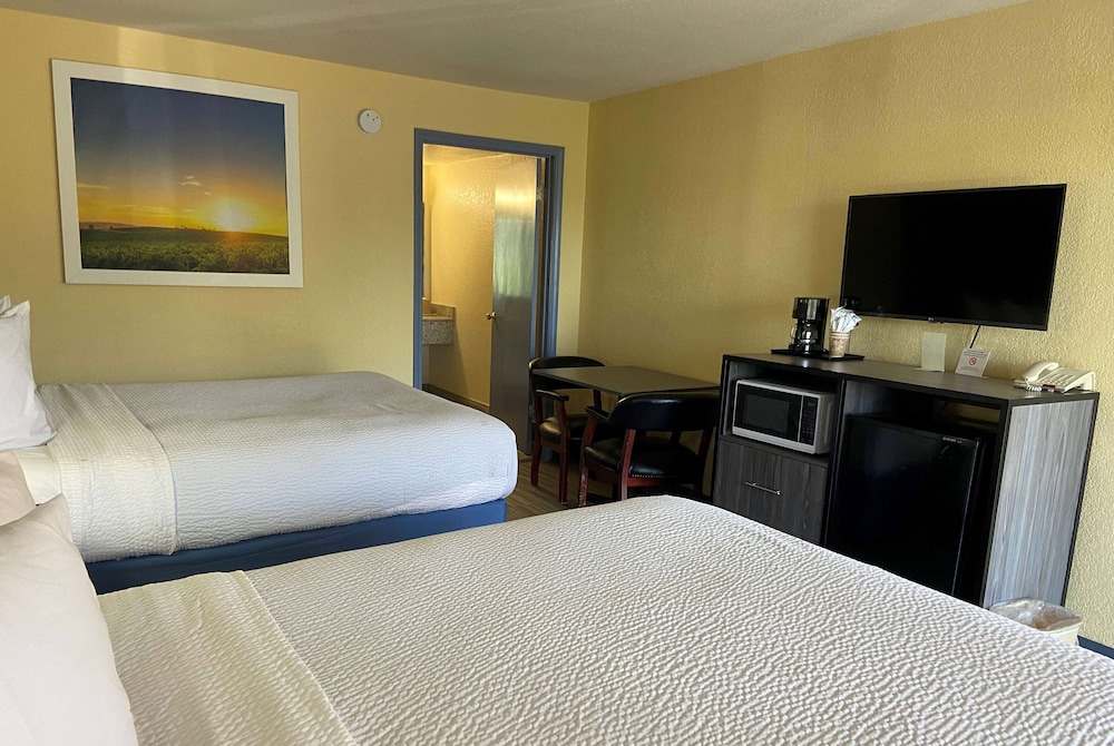 Room, 2 Queen Beds, Non Smoking (Mobility Accessible) photo 1