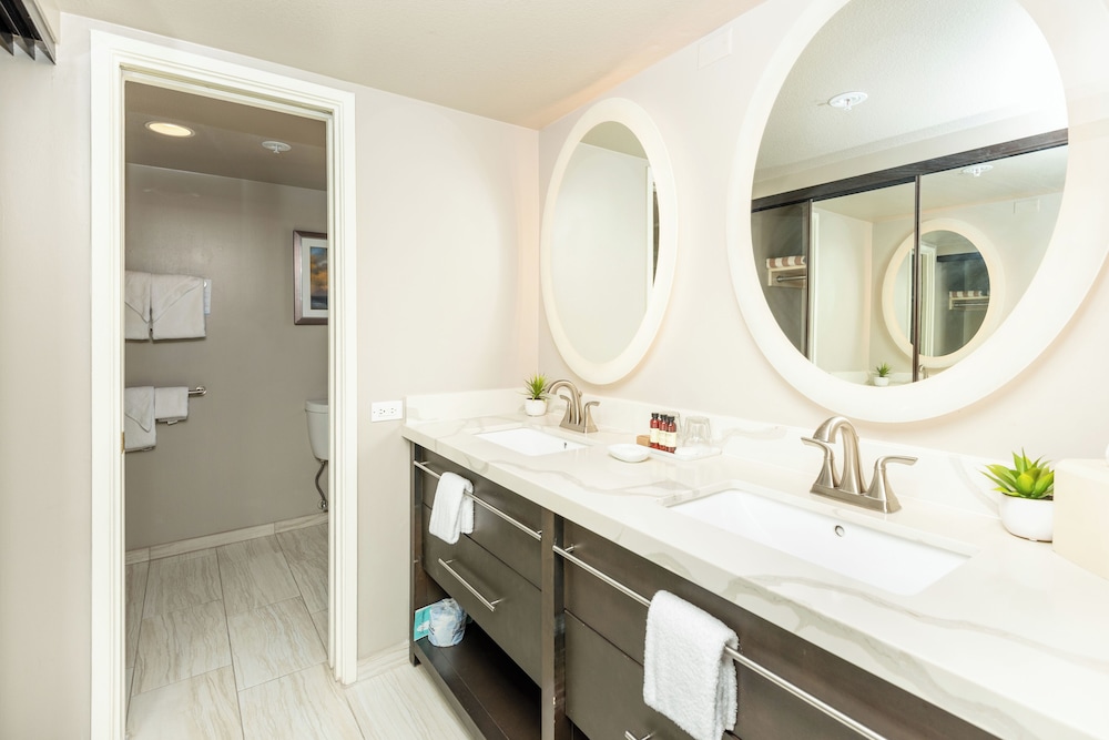 Aston Waikiki Beach Tower: Deluxe Condo, Lanai, Ocean View photo
