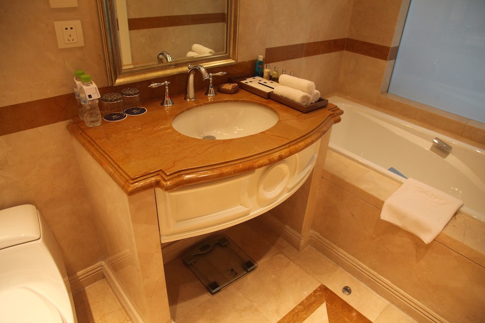 Junior Suite, 1 King Bed, Club Lounge Access photo 3