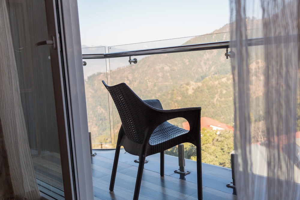Luxe Room with Balcony - Photo 2