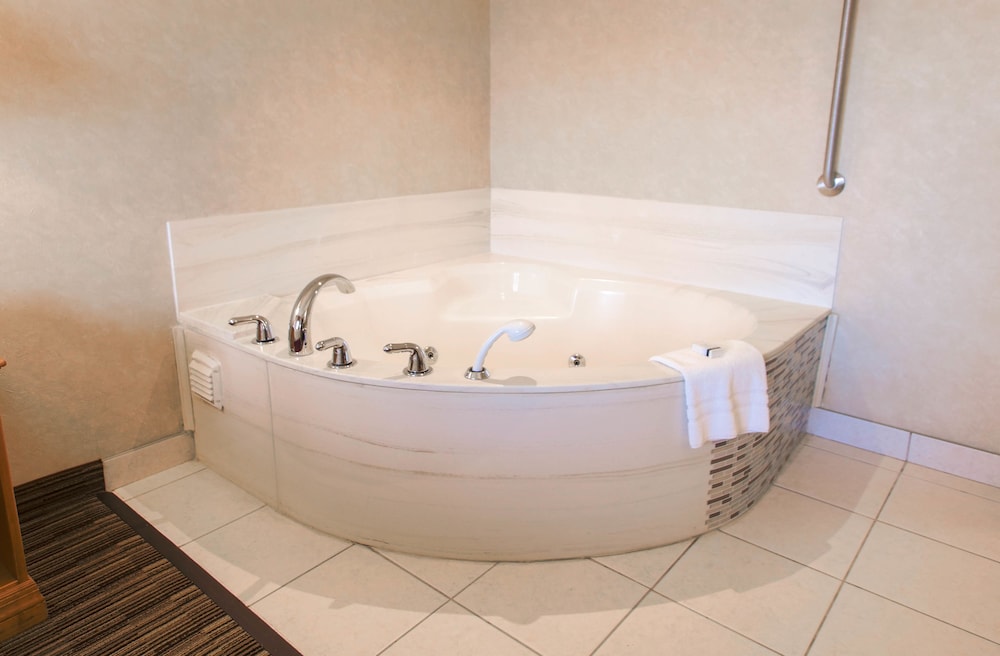 Room, 1 King Bed, Jetted Tub - Photo 4