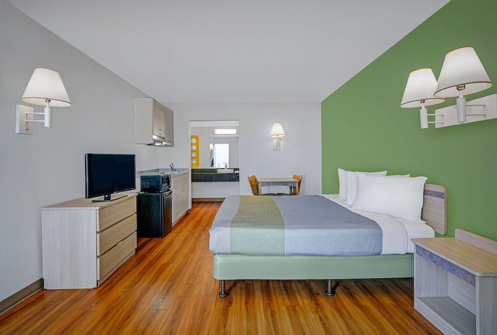 Deluxe Room, 1 Queen Bed, Non Smoking, Kitchenette photo 2