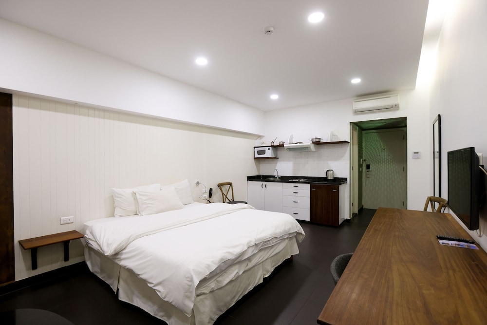 Hug Studio (1 king bed + Kitchenette) photo 1