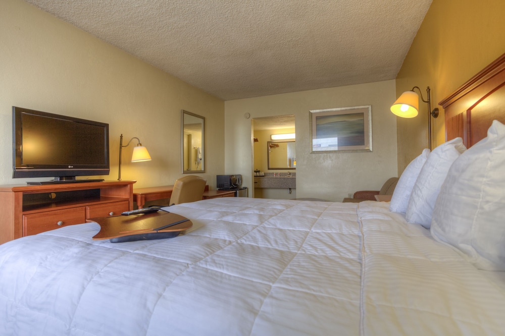 Standard Room, 1 King Bed, Non Smoking - Photo 3
