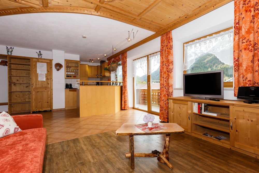 Romantic Suite, 3 Bedrooms, Non Smoking, Mountain View photo 1