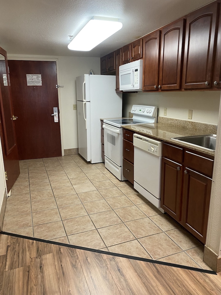 Deluxe Studio, 1 King Bed, Non Smoking, Kitchenette photo 3