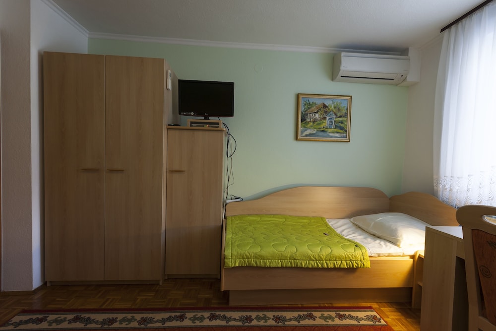 Economy Double or Twin Room, Garden View photo 2
