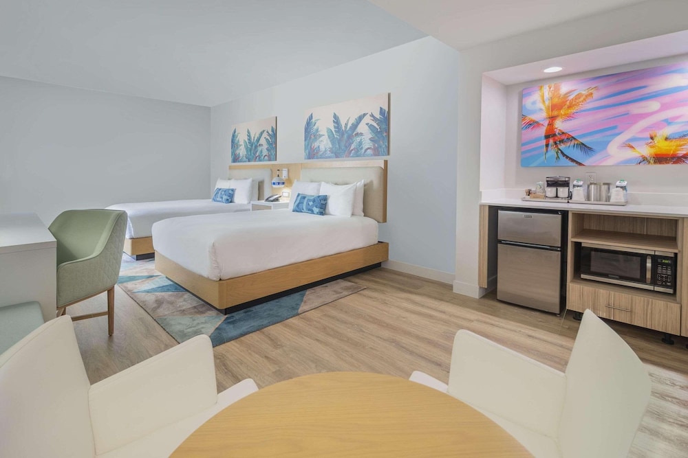 Junior Suite, 2 Queen Beds - Photo 4