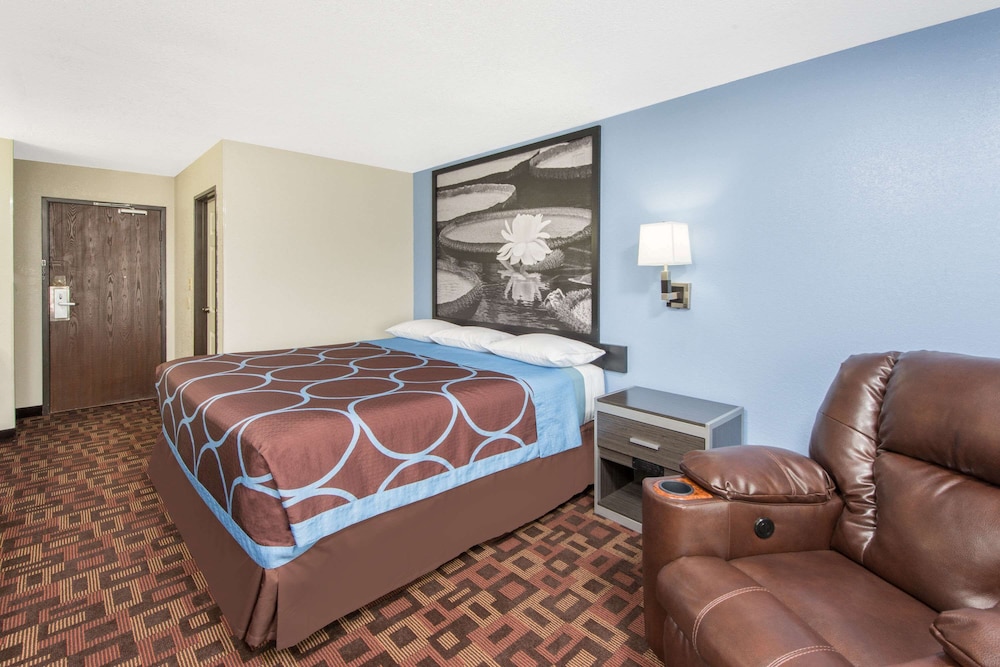 Standard Room, 1 King Bed, Non Smoking, Refrigerator - Photo 3