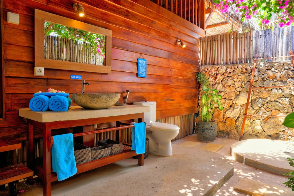 Deluxe Bungalow, 1 Queen Bed, Pool View, Garden Area photo 3