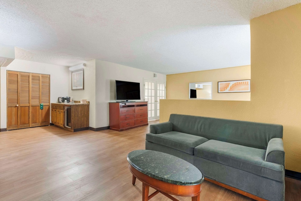 Suite, 1 King Bed with Sofa bed, Non Smoking - Photo 5