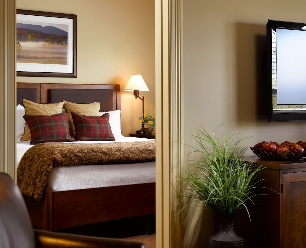 Two-Bedroom, Two-Bath Suite 1 King and 1 King