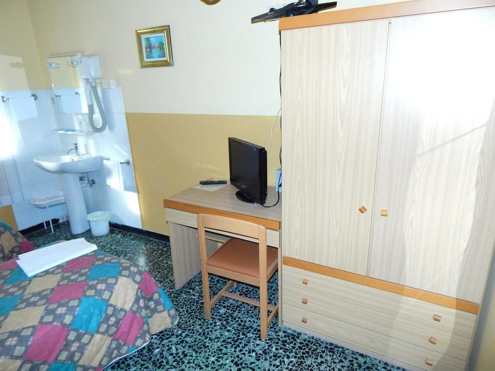 Twin Room, 2 Twin Beds, Shared Bathroom photo 3