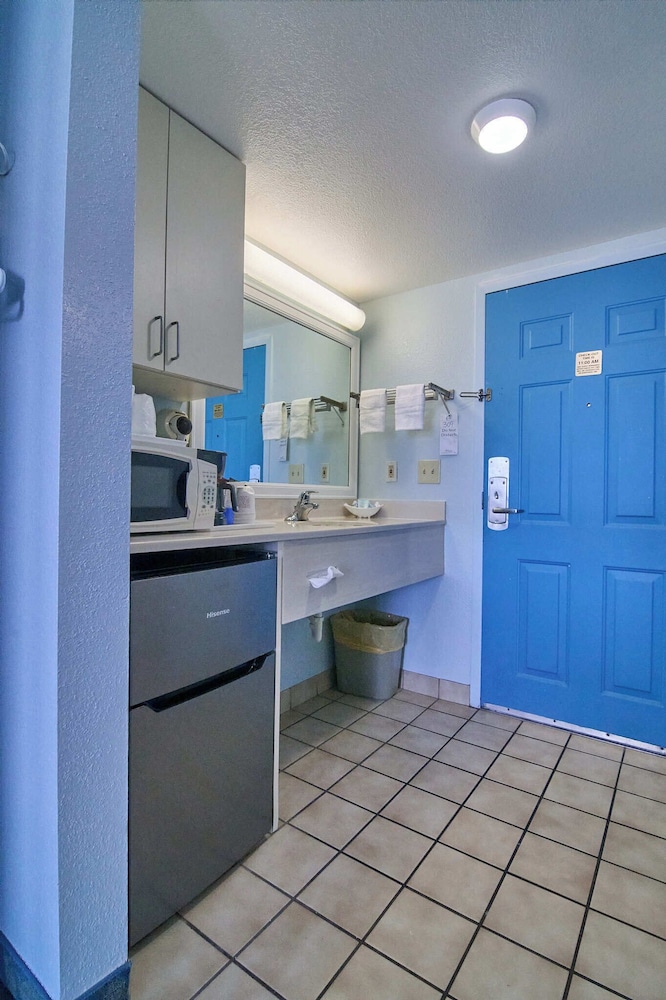 King Standard Unit - 2nd Floor - Photo 2