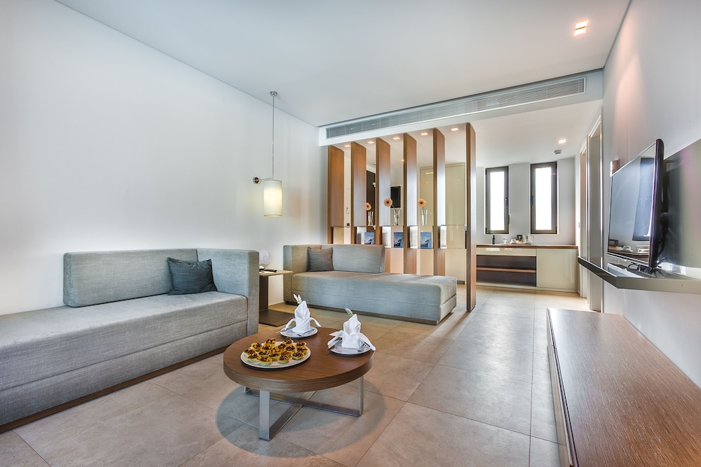 Executive Suite with Two Bedrooms Pool or Sea view - Photo 2