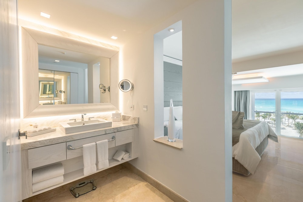 Royale Honeymoon Suite Oceanfront - Photo 11