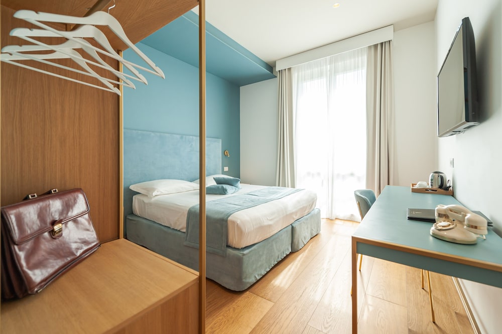 Deluxe Double or Twin Room, Partial Sea View photo 2