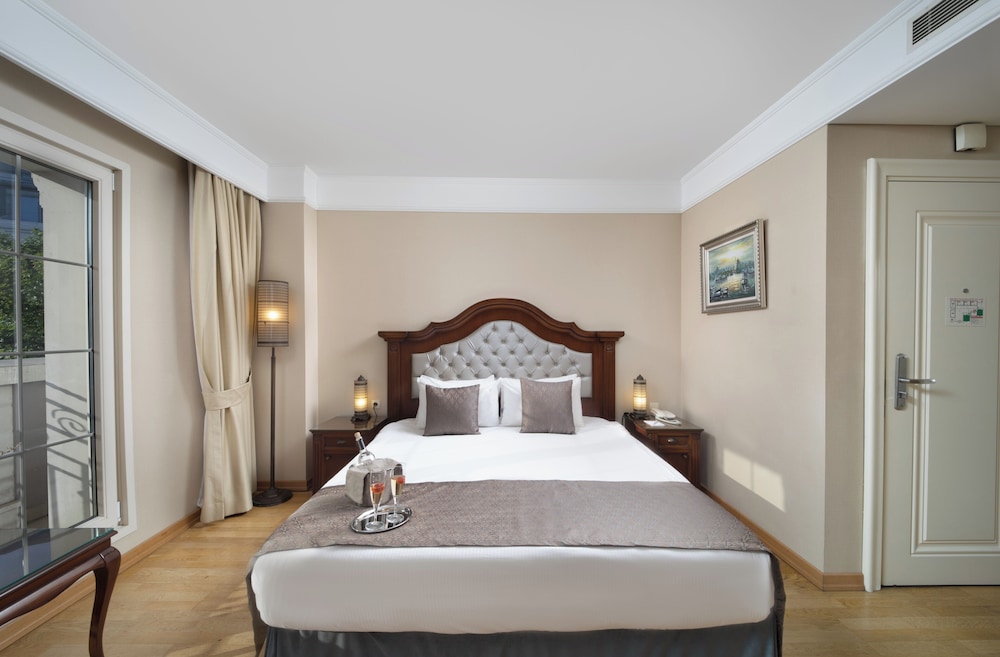 Elite Double Room, 1 King Bed, Sea View photo 2