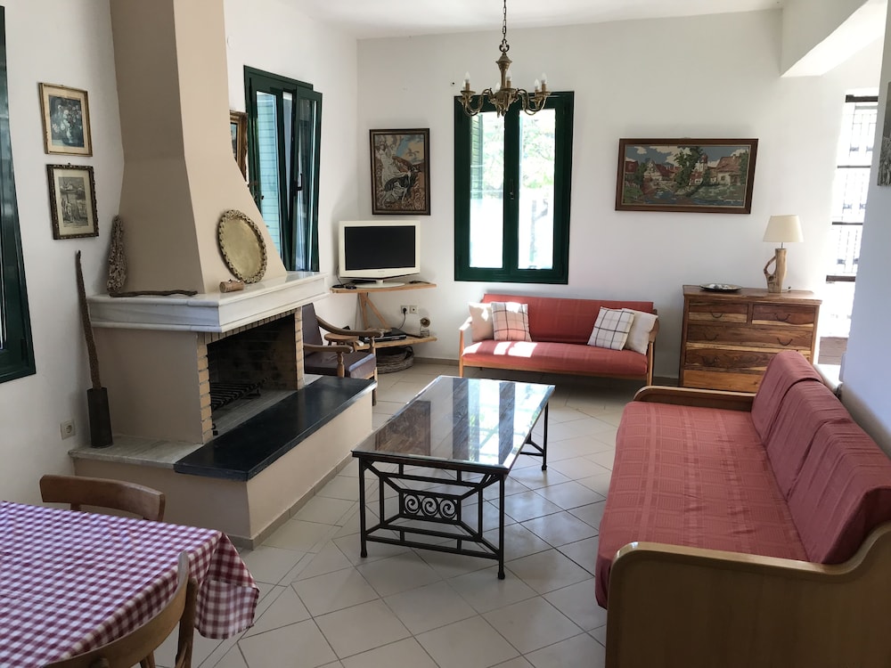 Traditional House, 2 Bedrooms, Mountain View, Courtyard Area photo 1