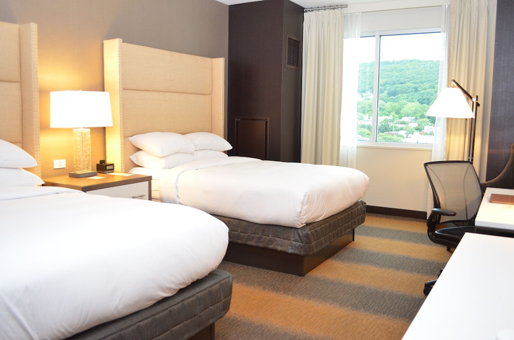 Room, 2 Queen Beds, Accessible (Roll In Shower) photo 3