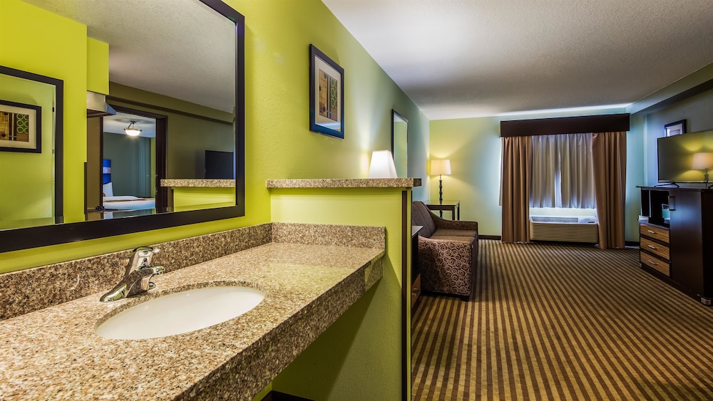 Suite, 1 King Bed, Non Smoking, Kitchen (Living Room;Oversized Room) photo 2
